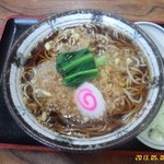 Ooshimaya - たぬきそば（550円）。汁に甘みがあり、蕎麦をすすると、この汁の味がグッときて美味い！蕎麦自体は一般的なものだが、天カスからの油分がほどよく香り、食が進む。ナルトは極厚、ほうれん草多めでうれしい