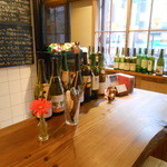 カウンター端に値札付きの空ボトルが置かれている