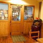 ワインバー マール - 店内から入口