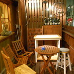 ワインバー マール - タバコは外のテラス席で。　　他客で店内から席を外して吸いに行っていた