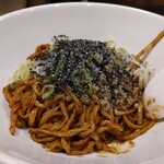 仁 - 汁なし担々麺。まるで焼きそばのようなビジュアルですが、ごまの風味が