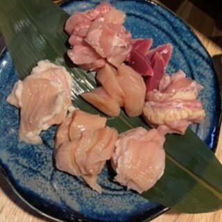 厳選した朝引き地鶏は抜群の旨味が詰まった食べるべき逸品です♪