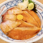 Isomaru Suisan - サーモンとブリの漬け丼。