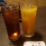 串焼き むつの式 - ウーロン茶一杯目、マンゴージュース一杯目