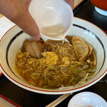 しな喜 - 酢をまわして2度目の味変　酸辣湯麺風