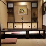 京都一の傳 本店  - 仕切られた部屋もある。