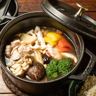 2大看板メニュー『薬膳スープ煮』と『チーズしんのうカレー』