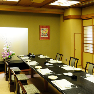 2Fは、堀ごたつ個室（１２名様）、お座敷個室（〜30名様）をご用意しております。