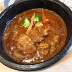 Garyuu - 石焼き牛すじカレーのサラダ&ドリンクセット1050円(税込)ドリンクザクロ酢ソーダでお願い。
                        カレーは素材の旨味がギッシリ詰まっていて、お肉は歯がいらないくらいにホロホロトロトロに煮込まれています♪