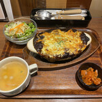 カフェ キャット＆フィッシュ - カレーが溢れたグラタン皿とスープ＆サラダ。福神漬がなかなか良いアクセントでした。これで870円＋トッピングの卵100円