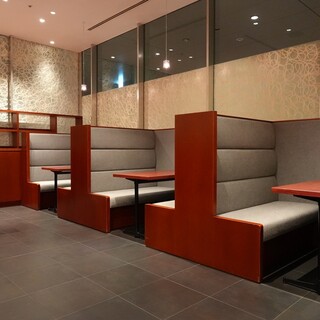 明るく落ち着いた空間。完全個室もご案内可能◎