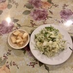 Ajia shokudou ramu san - ランチセットのサラダと大根ピクルス