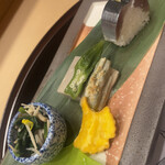 割烹きたむら - 「ほうれん草とエノキのおひたし、
                                　　　里芋とオクラの胡麻和え、鯖寿司