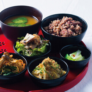 その日の気分で小鉢を選べる至福のごはん