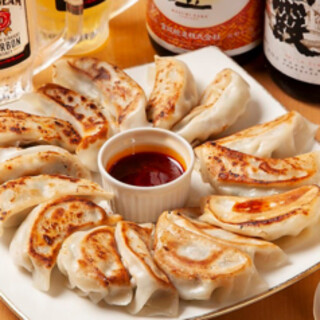 自家製の焼き餃子はリピーター続出の大人気メニュー！！