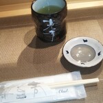 寿し芳 - お箸、お茶、お皿、おしぼり。