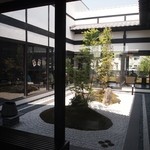 よつば珈琲 - 中庭を囲むような客席配置