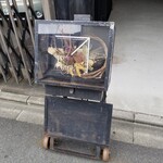 1er ETAGE - ドライフラワーを使った店頭案内