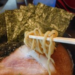 ラーメン 杉田家 - 麺。家系ブランド麺の酒井製麺の麺らしいです(p_-)