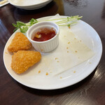 炭火ステーキ クローバー - カマンベールチーズフライ（食べ掛け）