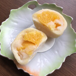 もち菓子のかしはら - はっさく大福を割ってみたところ