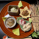 よし町 - ・前茶
      白菜煮後し
      あけび味噌
      ゆで落花生
      鴨生ハム
      あみ茸みぞれ和え