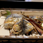 よし町 - ・焼物 
      那珂川天然子持ち鮎 酢橘
      頭から尻尾まで全部食べられるの凄い！
      頭とかパリパリで酒のつまみに最高！
      子持ちで玉子もあるー！