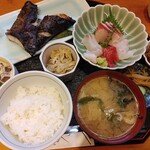 活魚料理ととや - (2022/10 訪問)銀だら西京焼き定食+刺身付。2000円。