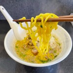 石山商店 - 麺は中細縮れ麺