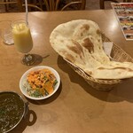 Panas - カレーセット　ほうれん草とマトン　850円