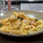 トリワイン ＰＩＫＯＳＨＨＨＵ - かぼちゃと鶏のローズマリークリーム 自家製おつまみショートパスタ(ファルファッレ)