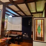 茶房 二兎屋 - 暖色の電球の灯りを楽しめる店内✨
