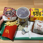 マクドナルド - なんだか賑やか。これは2人分です(^^)