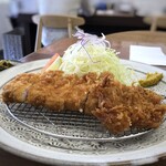 Tonkatsu Kazoku - ＊豚肉は、鹿児島の「茶美豚」･･メニューの説明では『上質な赤身とクセのない脂、深い味わい』だそう。 キャベツはタップリ添えられていて､卓上には2種類のドレッシングが用意されていました。