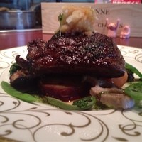 コントワール ミサゴ - 牛はらみのステーキランチ ベースには有機野菜がたっぷりと 右手前したにはフォアグラが潜んでいた！ カウンター奥の豚も可愛い
