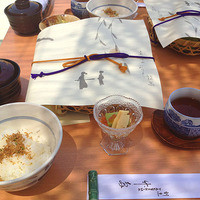 京料理 竹島 ICHIGO - 籠盛の覆い。左下はちりめん山椒。