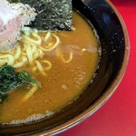 家系ラーメン 佐々喜家 - 醤油が前面に出たスープ。