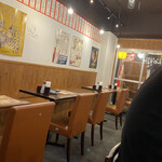 Yakitori Yakiton Oden Taishuu Sakaba Roppou Shinnosuke - 店内雰囲気。カウンターの他にテーブル席もありもうす