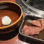 蕃 YORONIKU - タレに浸したシルクロースを、ビー玉程度のご飯に巻いていただく