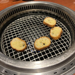 蕃 YORONIKU - バケットを、弱火でじっくりと焼く