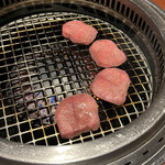 蕃 YORONIKU - 厚切りタンを焼くと