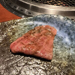 蕃 YORONIKU - 肩サンカク　ほぼレアの焼き具合です。