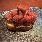 蕃 YORONIKU - 炙ったバケットに、ユッケを乗せて