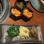 蕃 YORONIKU - 《キムチ3種、ナムル3種》