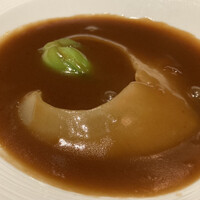 ジョーズ シャンハイ ニューヨーク 銀座店 - ふかひれの姿煮込み　シェフこだわりの濃厚白湯仕立て