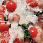 大久保ベーカリー - ピザ生地に自分でバジルチーズミニトマトをトッピングして作ったピザ