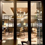 3rd. BAR&GRILL RESTAURANT - 店内から見たホテルのロビーフロア