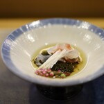 Sushi Akazu - 前菜は、もずくとツルムラサキ、昆布締めの鯛