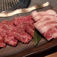 焼肉 ギュウトピア - 牛赤身6切れ、豚バラ肉2切れ、ちょっと足りなくて追加したくなる