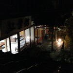 Kouyoukan - 夜の玄関先　(２階客室より)